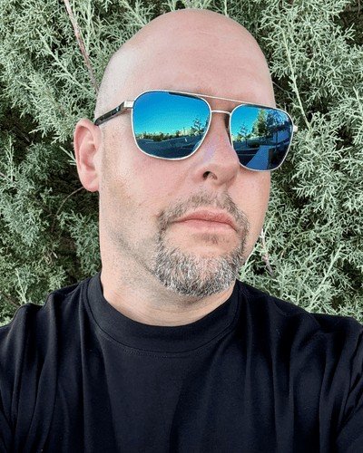 Headshot of Steven Velazquez